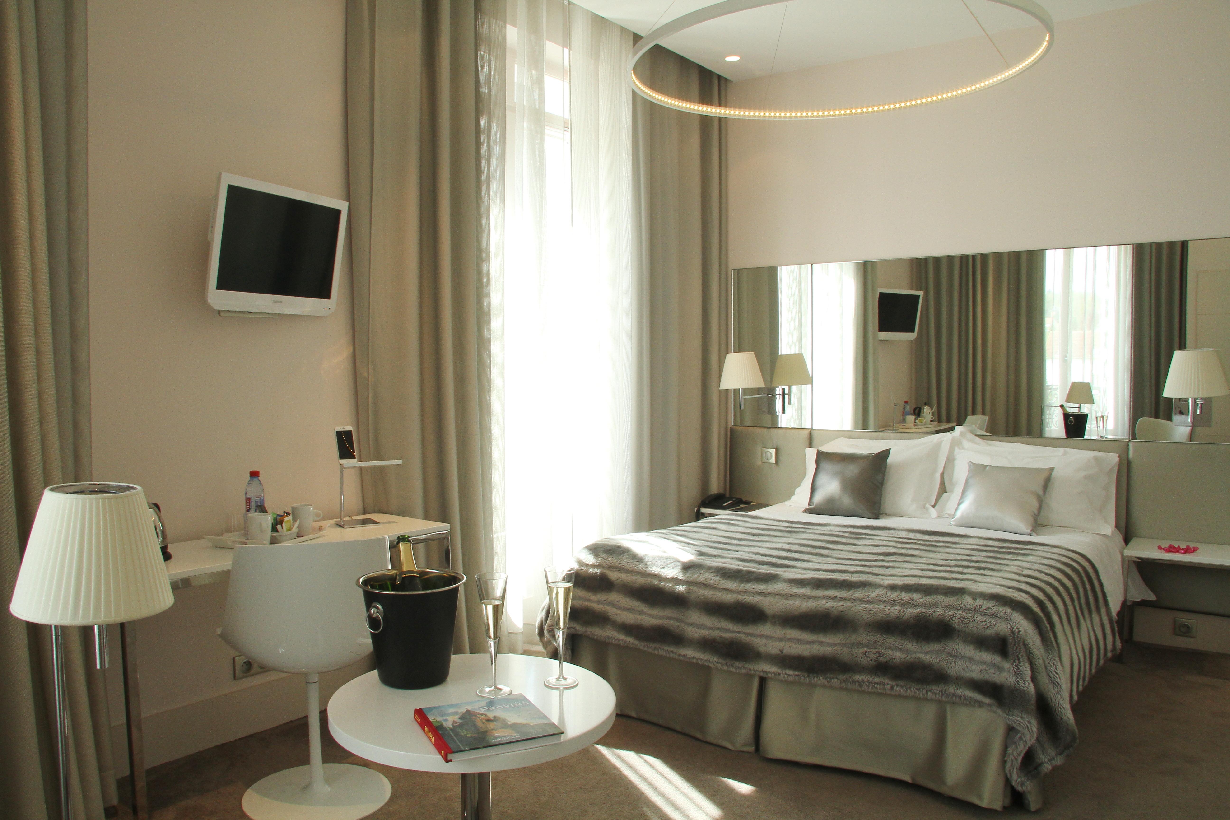 Le Cesar Hotel Провен Екстериор снимка