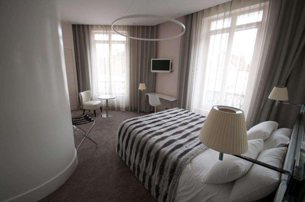 Le Cesar Hotel Провен Стая снимка