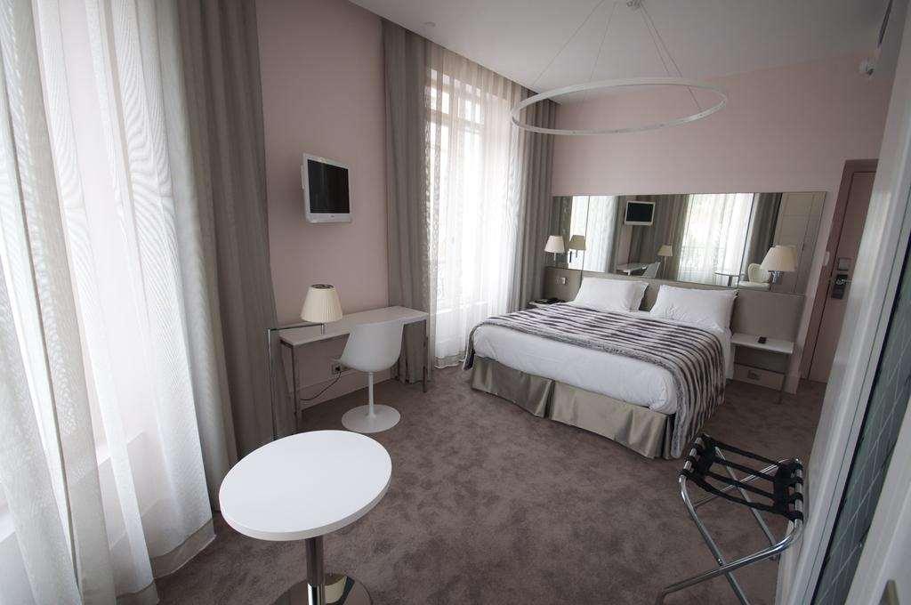 Le Cesar Hotel Провен Стая снимка