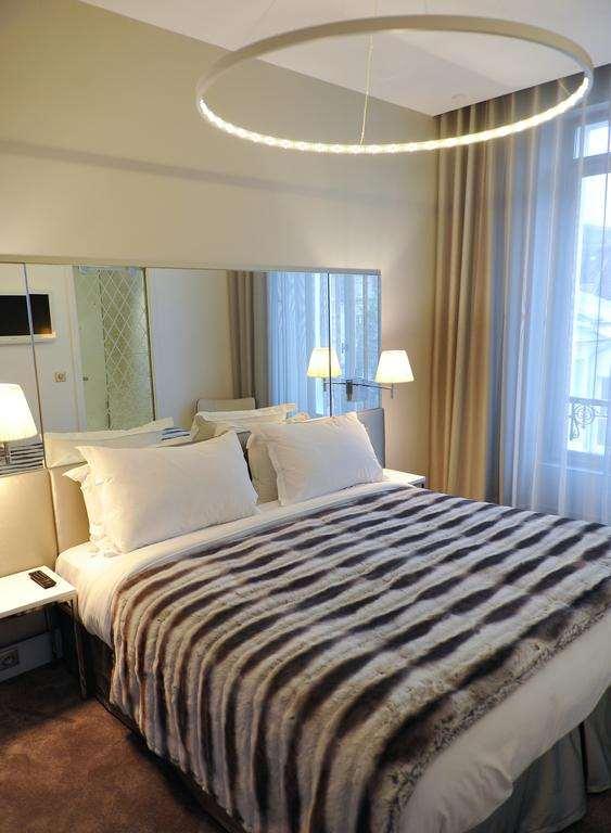 Le Cesar Hotel Провен Стая снимка