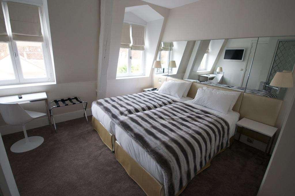 Le Cesar Hotel Провен Стая снимка